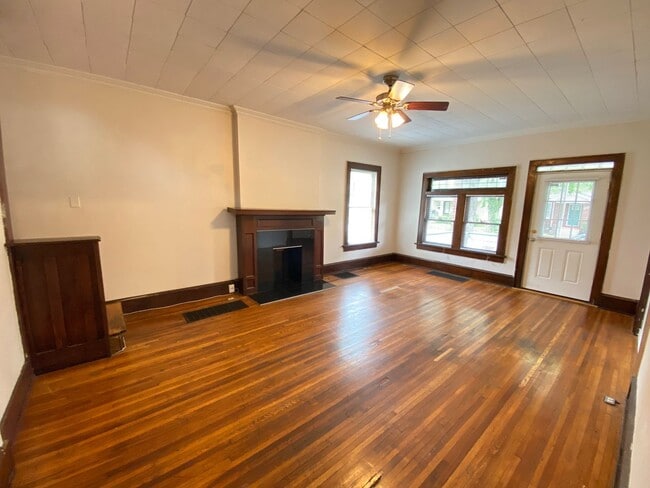 Building Photo - 2257 Indianola Ave