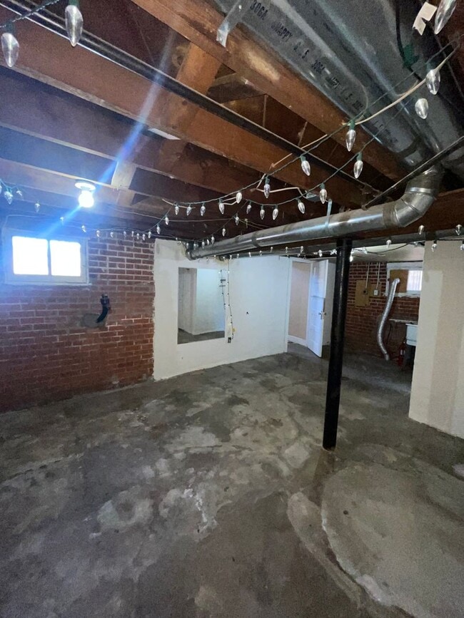 Building Photo - Great Location!