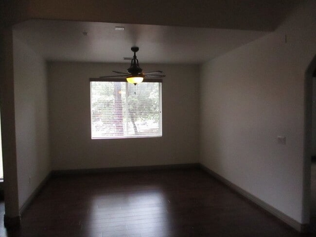 Building Photo - 820 E Pine Ln