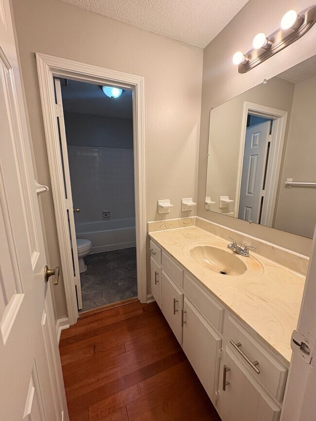 Building Photo - Spacious Home Freshly Painted and New Carpeted! Fully Fenced in Back Yard.