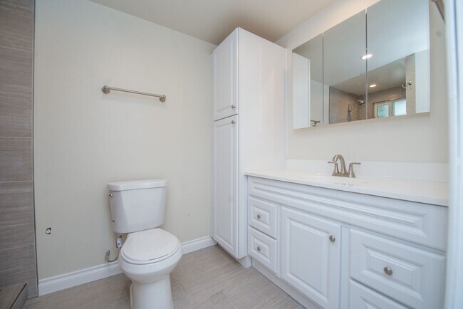 Building Photo - Completely Remodeld W/ Swimming Pool!