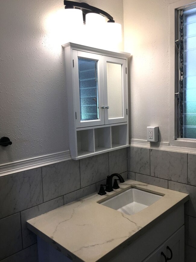 Building Photo - Conveniently Located 2BR/1BA Home - Near Keaau Shopping Center