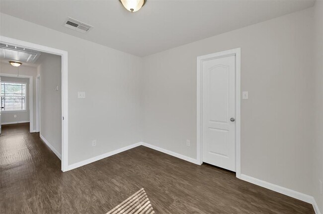Building Photo - 946 Fife Dr
