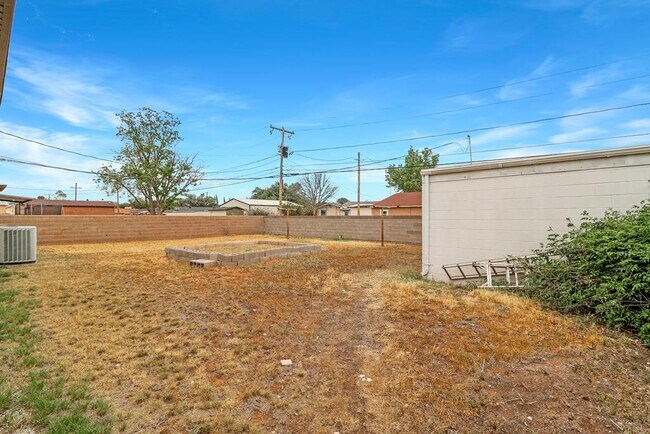 Building Photo - 1402 E 21st St