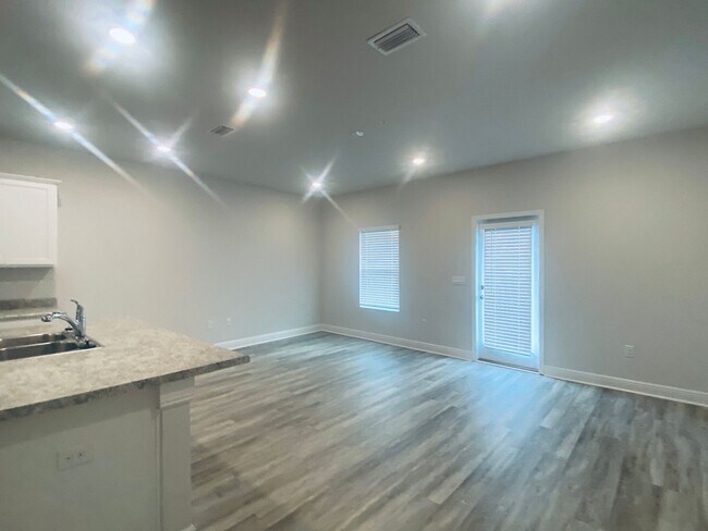 Building Photo - 710-D Giese Ln