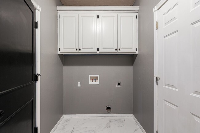 Building Photo - 1605 Silver Oak Dr