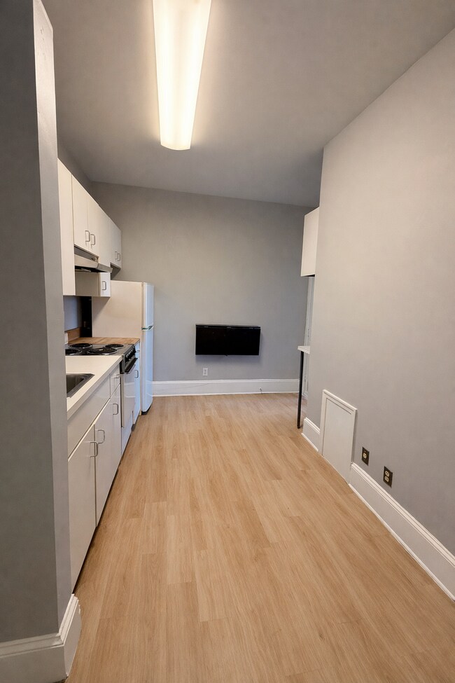 Building Photo - 705 8th St SE