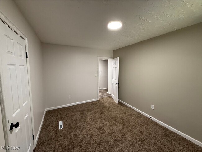 Building Photo - 833 Work Dr