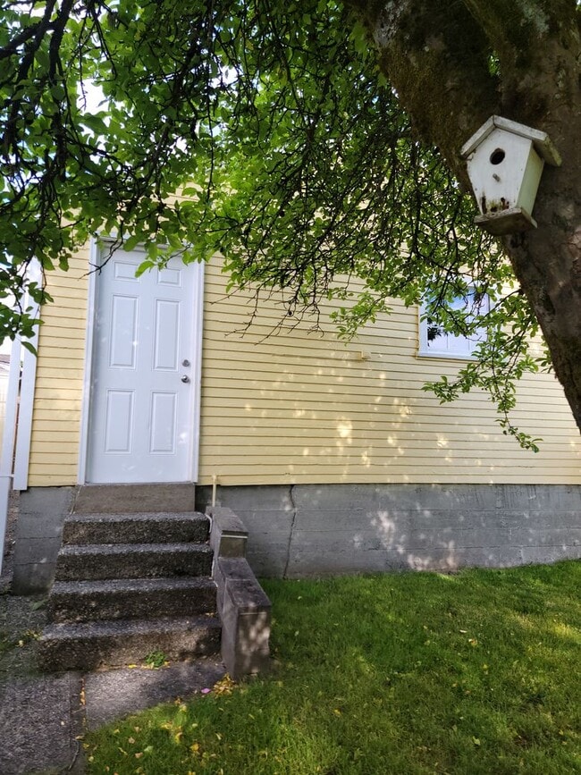 Building Photo - 2 Bedroom House in South Tacoma w Detached garage