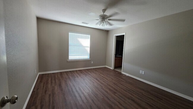 Building Photo - 5113 Blue Haven Dr