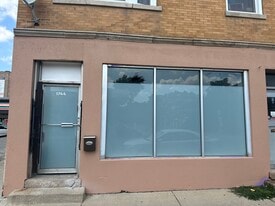 Building Photo - 1744 W Foster Ave