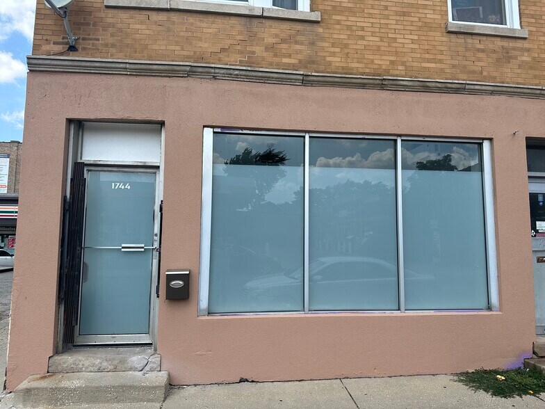 Primary Photo - 1744 W Foster Ave