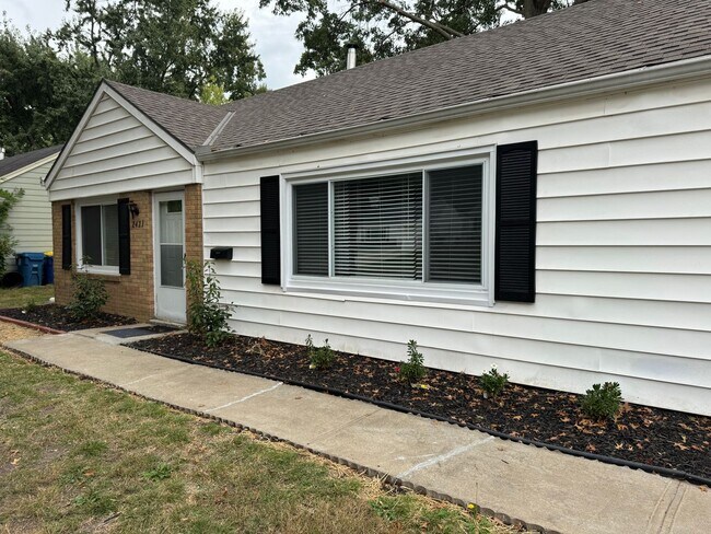 Building Photo - Move in Ready Prairie Village Ranch + Fenc...