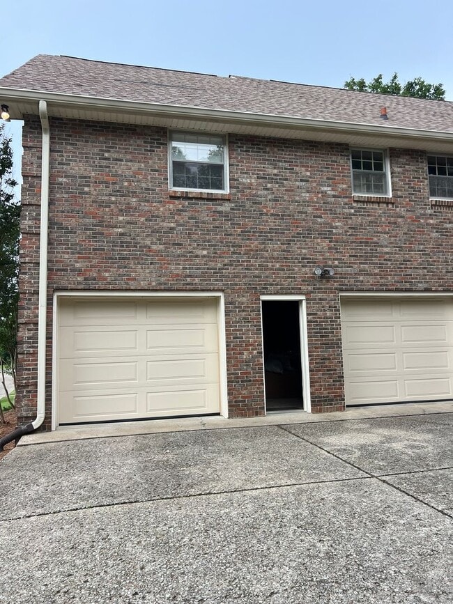 Building Photo - Single Family Home on almost an acre, 4 be...