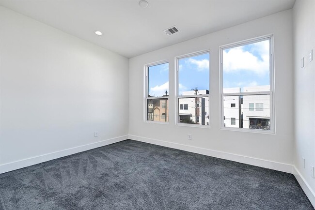 Building Photo - 3313 Baer St