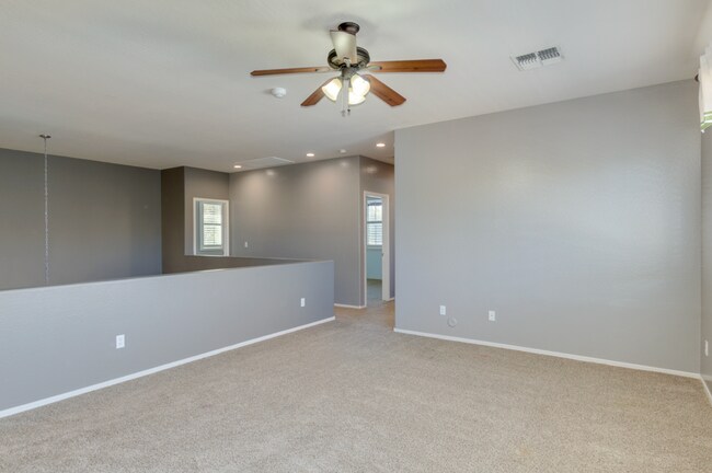 Building Photo - 3012 E Vermont Dr