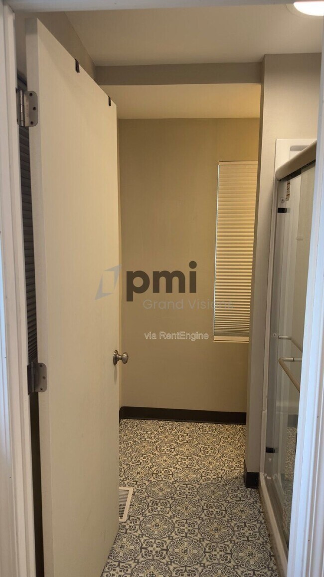 Building Photo - 1528 Division St