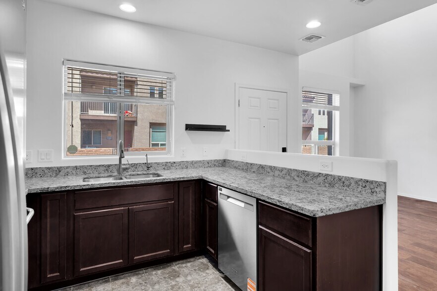 Building Photo - 4154 N Thurston Ln