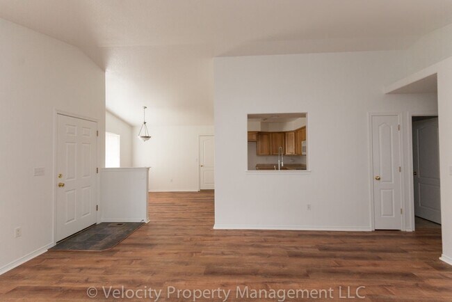 Building Photo - Charming Single Level Redmond Home!