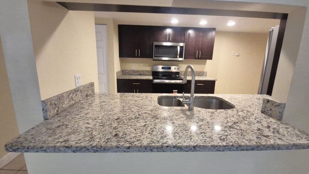 Building Photo - 820 Lavers Cir