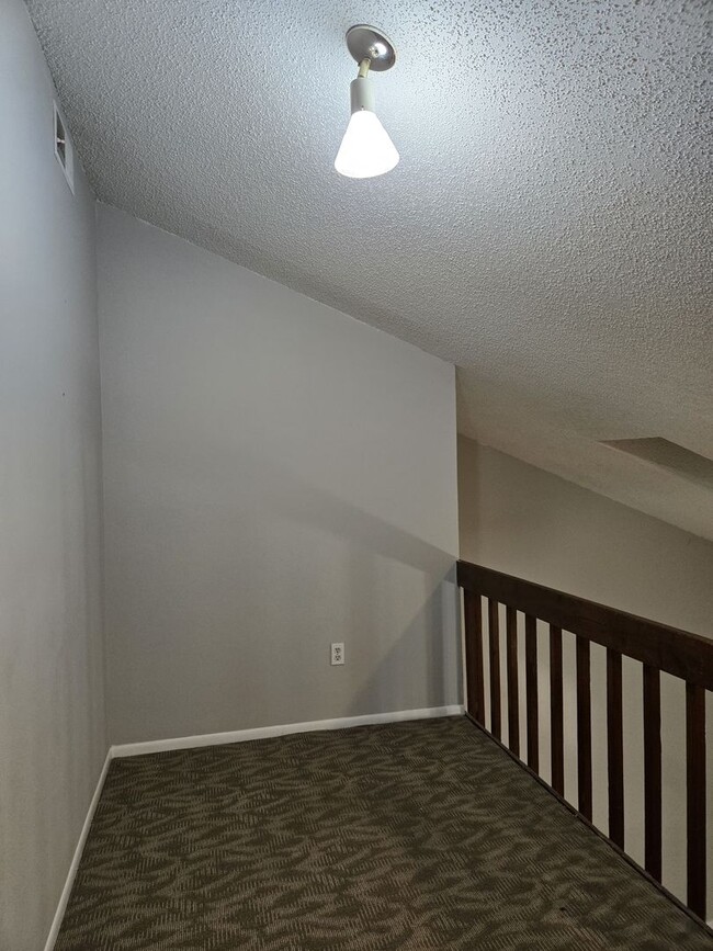 Building Photo - 2 bedroom + loft, 2 bathroom townhome near UCF