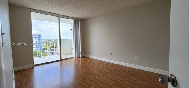 Building Photo - 1300 NE Miami Gardens Dr