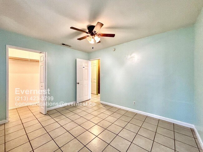 Building Photo - Charming 3-Bedroom Home with Fenced Yard a...