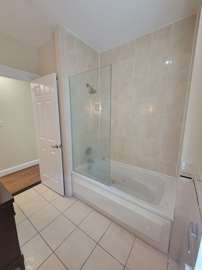 Building Photo - Spacious 2BR, 2BA in the heart of the City...