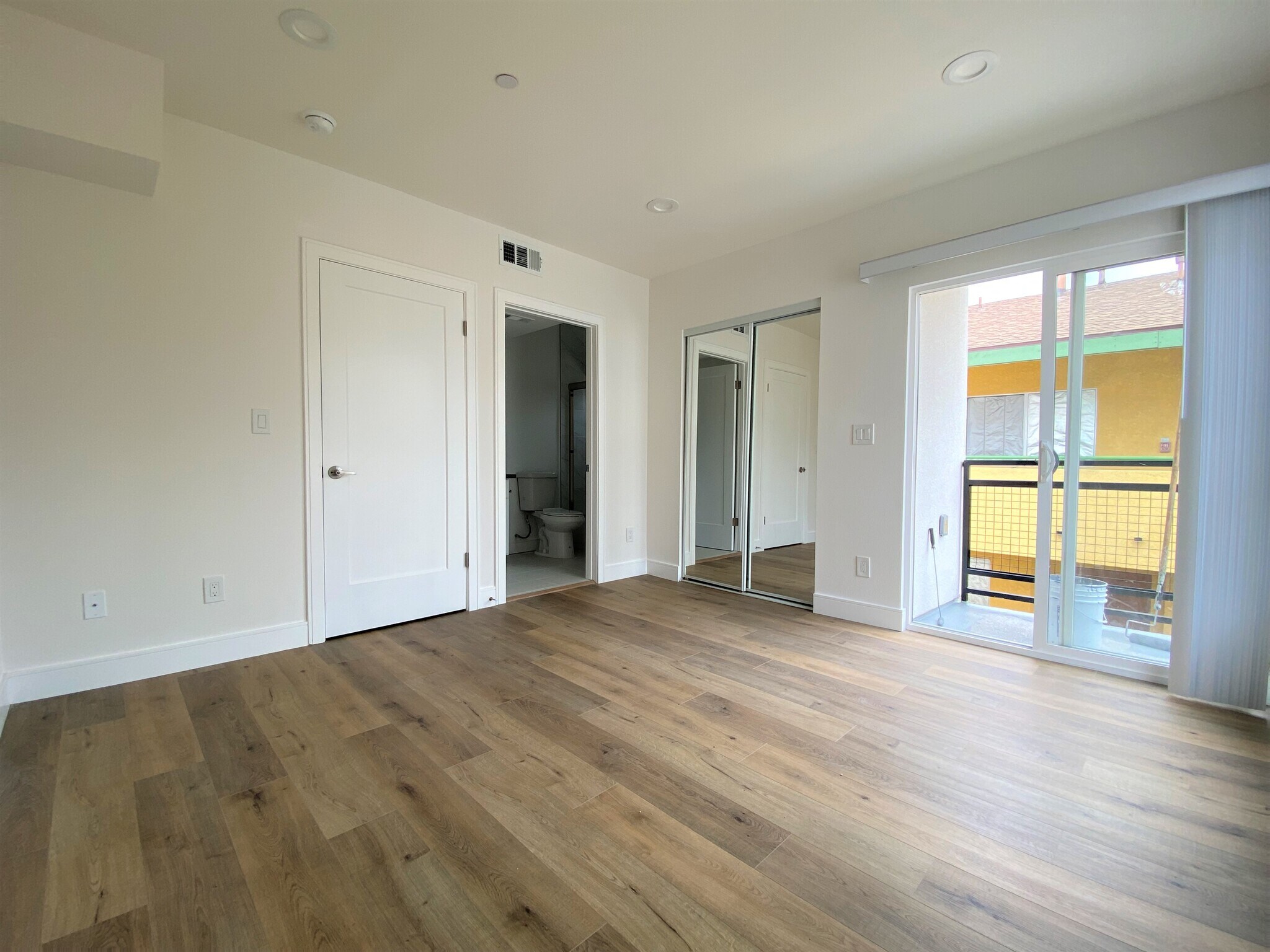 Building Photo - 545 N Kingsley Dr