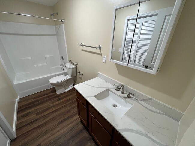 Building Photo - Wiese 141,143,145