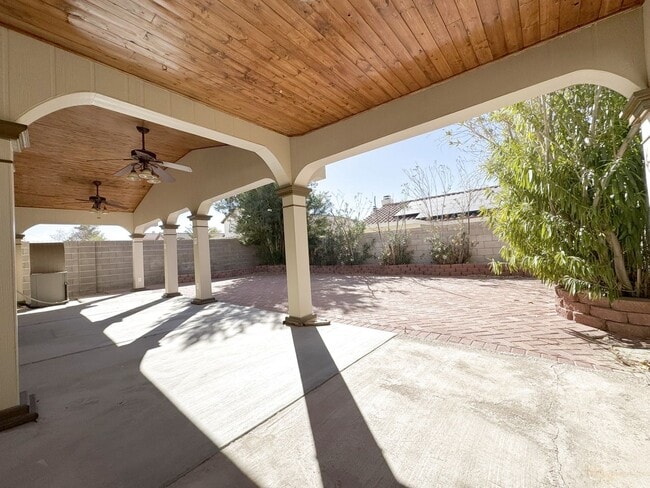 Building Photo - Step into this charming 3-bedroom, 2-bathroom residence in Henderson