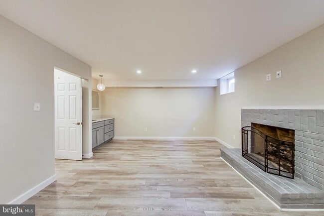 Building Photo - 12004 Montrose Village Terrace