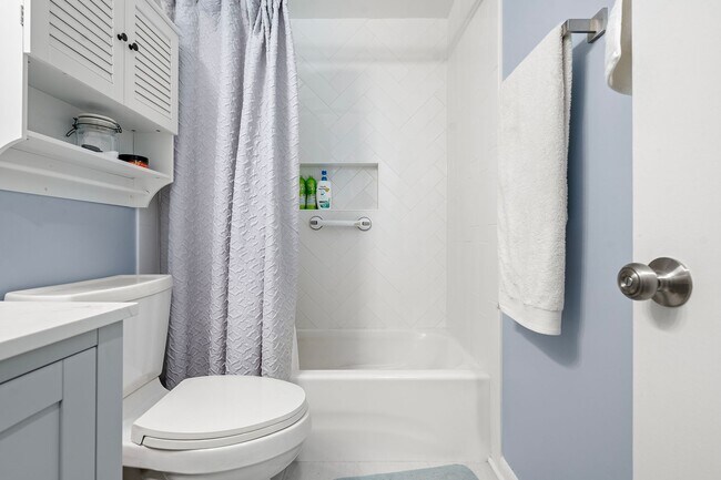 Building Photo - Elegant & Modern Home with Beautiful Interior