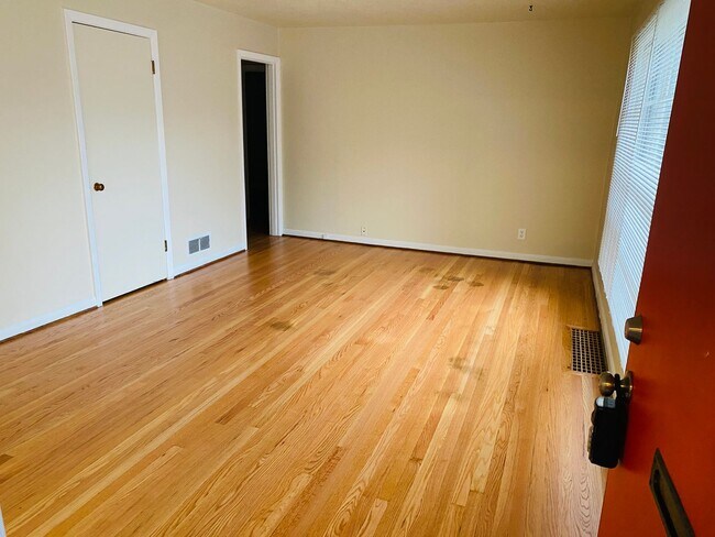 Building Photo - Inner SE Cool and Comfort