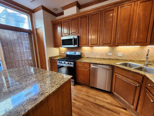 Granite coutertops - 849 W Ohio St