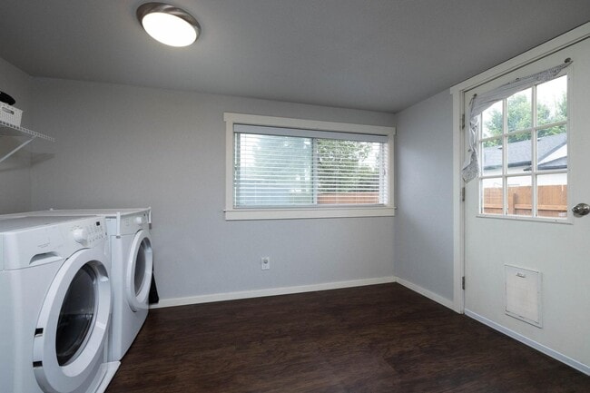 Building Photo - 415 SW Black Butte Blvd