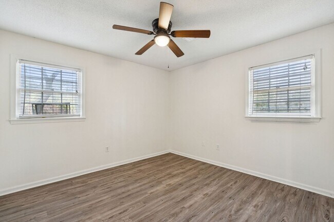 Building Photo - 3BR/2BA Home with Fireplace and Fenced Yard in Mt Pleasant