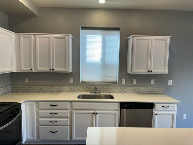Building Photo - 4 bedroom 2.5 bathroom almost-new house in...
