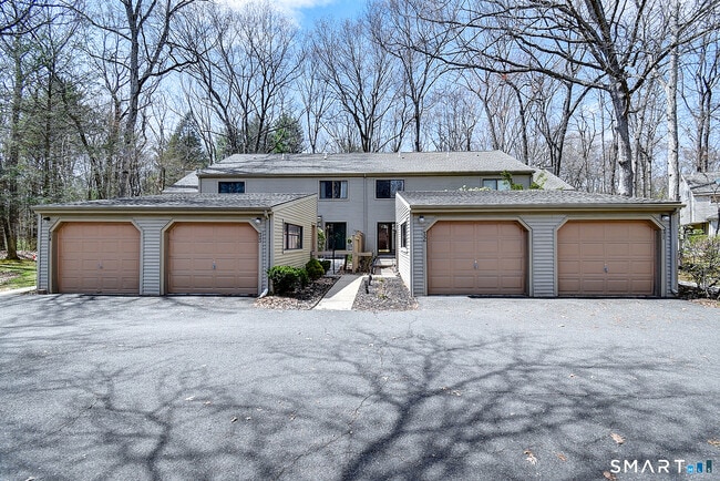 Building Photo - 32 Farmington Chase Crescent