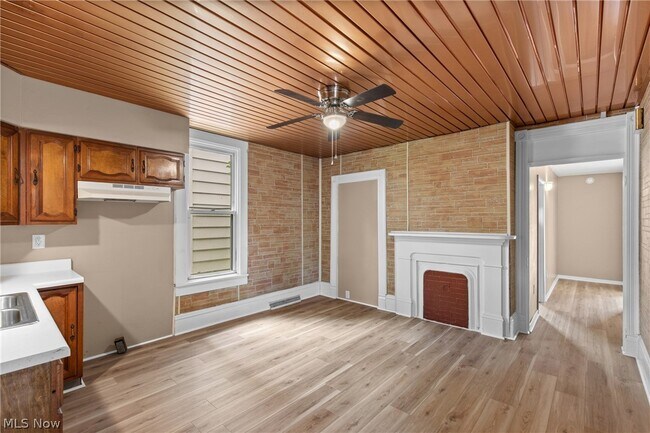 Building Photo - 118 Spring Ave