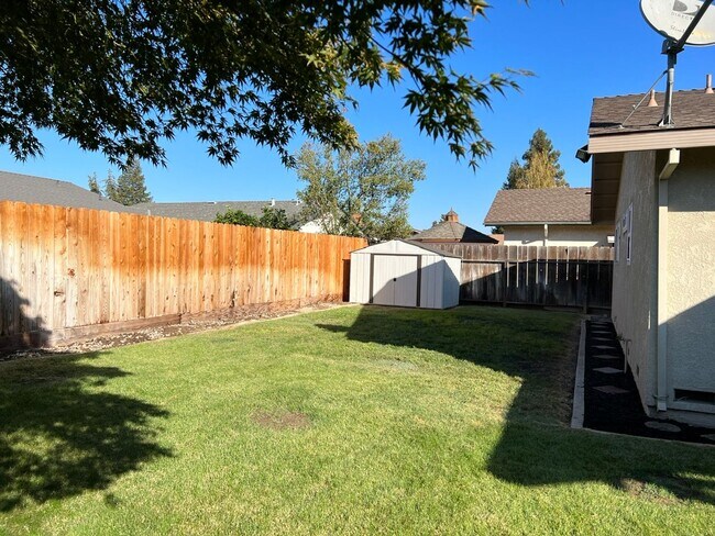 Building Photo - Immaculate 3 bedroom on a court!