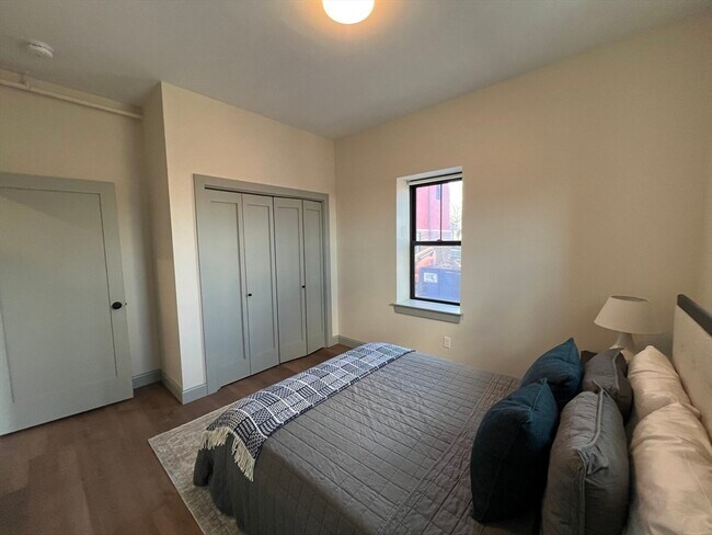 Building Photo - 160 Seabury St