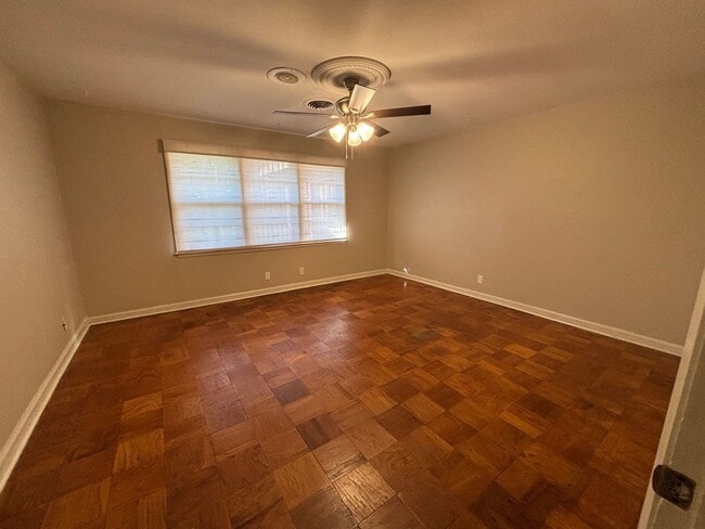 Building Photo - Large home in Brooadmor!