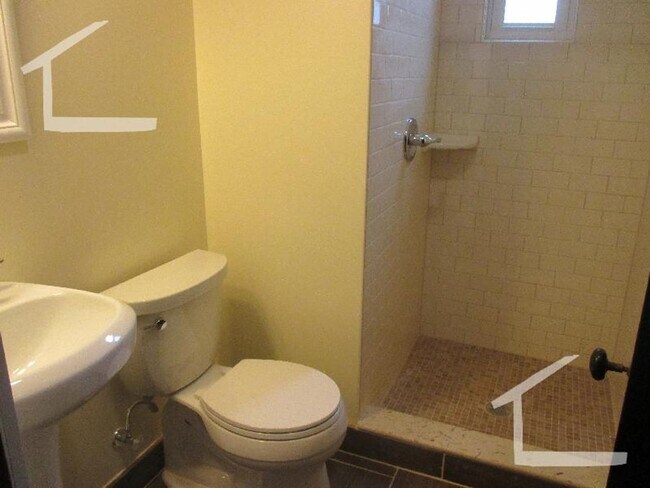 Building Photo - Nicely renovated 3 bed in Brookline Village!