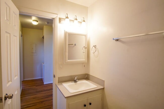 Building Photo - John's Landing 2Bdr w/Hardwoods, W&D, DW + Garage Parking!