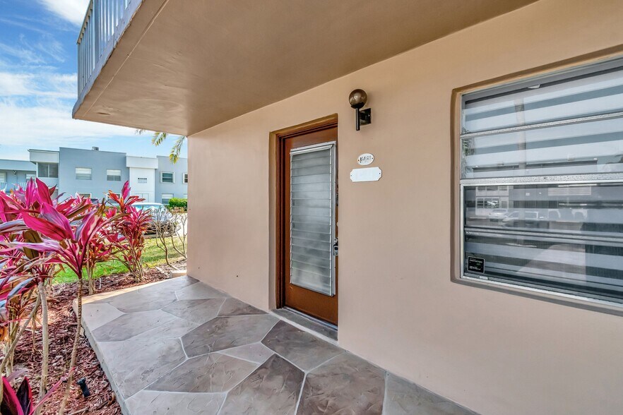 Building Photo - 481 Burgundy P