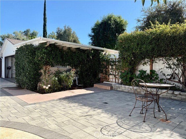 Building Photo - 22346 Burbank Blvd