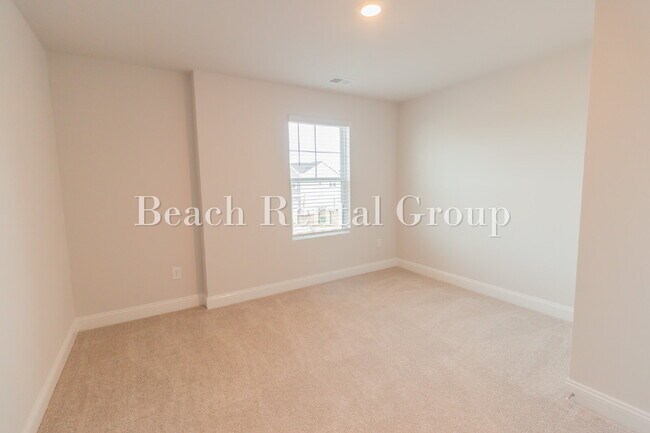 Building Photo - Spacious 3 Bedroom w/Loft, End Unit
