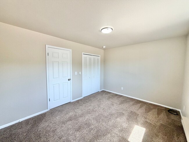 Building Photo - Two-Level 2BR with Fenced Yard & Washer/Dryer Hookups