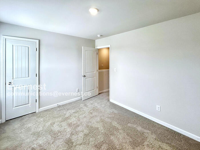 Building Photo - 3231 Quintana Dr